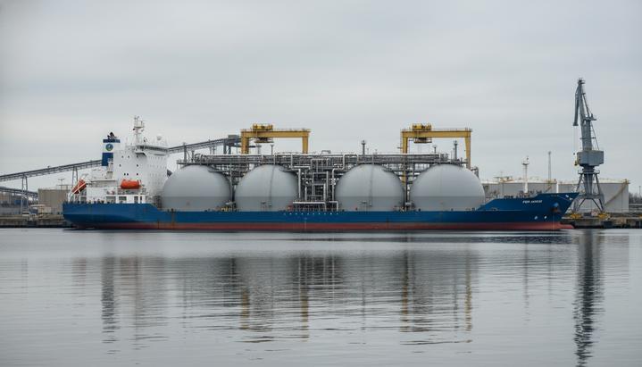 Плавучий терминал для сжиженного природного газа (FSRU) у причала в промышленном порту Вильгельмсхафен, Германия.