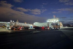 Titan расширяет бункеровку СПГ: теперь и с грузовиков