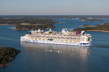 Эра СПГ в круизах: Royal Caribbean получила третий лайнер на сжиженном газе