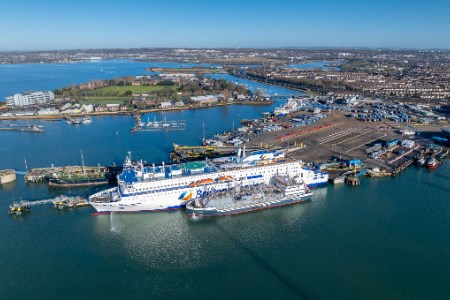 В Европе впервые заправили гибридный паром Saint-Malo сжиженным биометаном