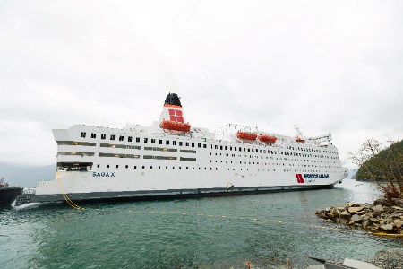 Канадский СПГ-проект Woodfibre LNG разместит рабочих на втором плавучем отеле